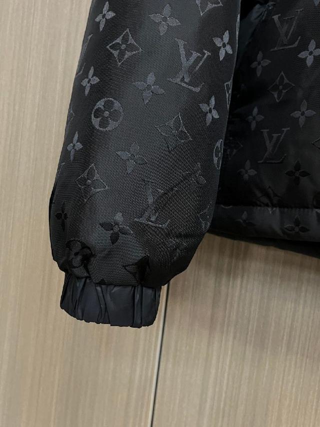 新款羽绒服。这款号称羽绒服届最贵的，全部90绒的。带着经典的Logo组合搭配，第一眼看到就是满满