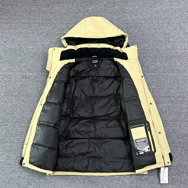 这款采用  GORE TEX 3L面料，内里拼接全压胶工艺，高密三合一科技型面料