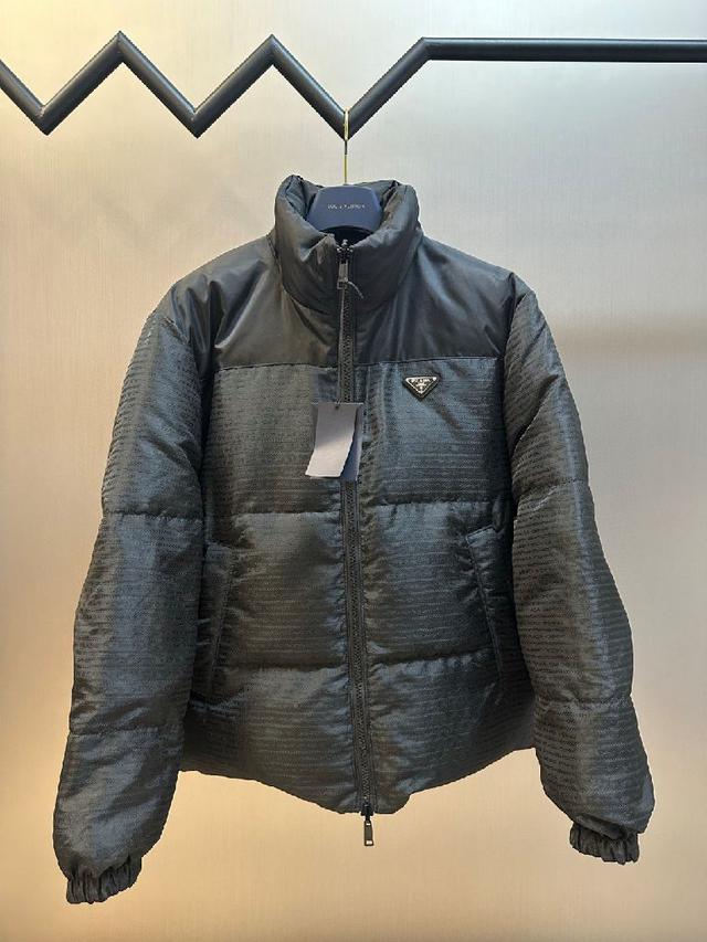PRADA 暗纹提花双面穿羽绒服