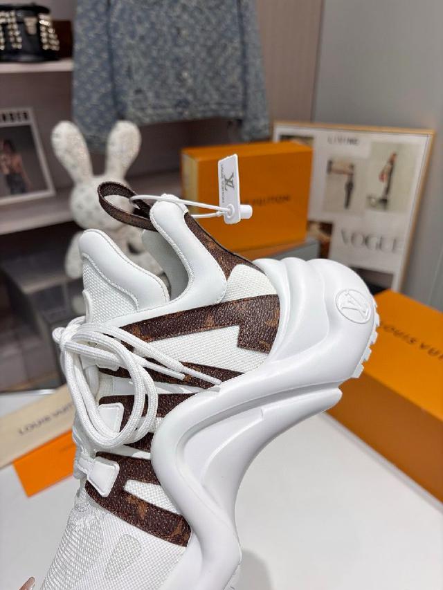 皮具和成衣系列浸染渐变色彩，铺陈小牛皮鞋面和未来主义