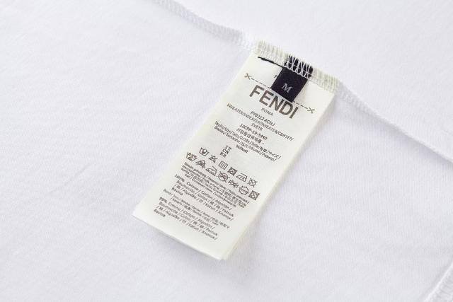 2025早秋系列选用沉敛的黑色、灰色与绿色调，巧妙点点缀雅致花卉刺绣