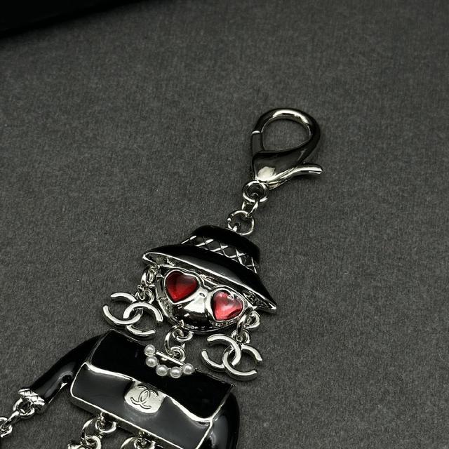 这款皮革挂饰可装点其他配饰，为造型增添活力趣致。饰以金属字母徽标