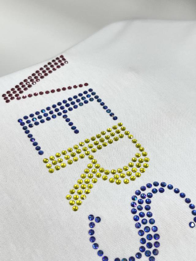 范思哲 25ss春夏新品水晶钻圆领短袖T恤，正面缀饰有进口