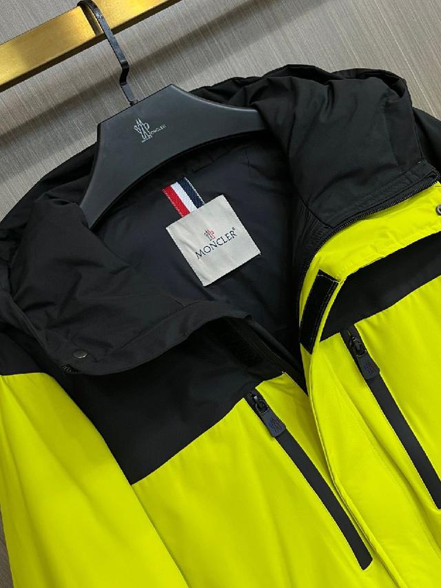 新款羽绒服。这款号称羽绒服届最贵的，全部90绒的