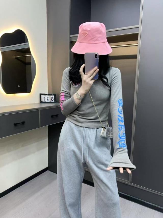 克罗设计恰到好处 胸前马蹄铁logo点缀  后背彩色印花