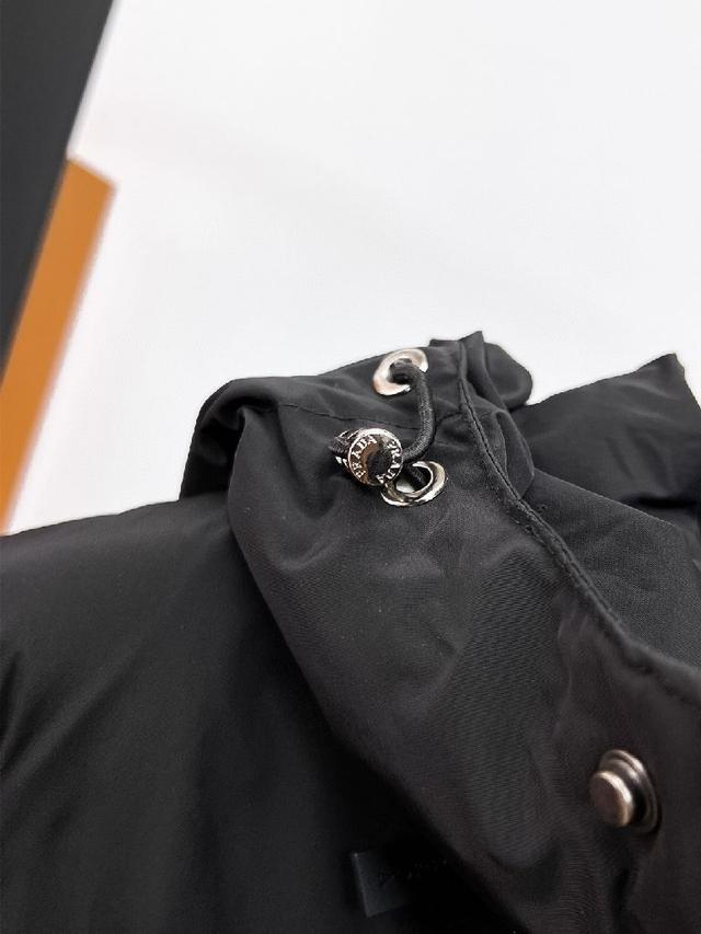 2025秋冬新款羽绒服。这款号称羽绒服届最贵的，全部90绒的