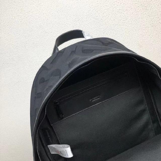 B家最新双肩包采用标志性格纹设计，搭配平滑皮革边饰