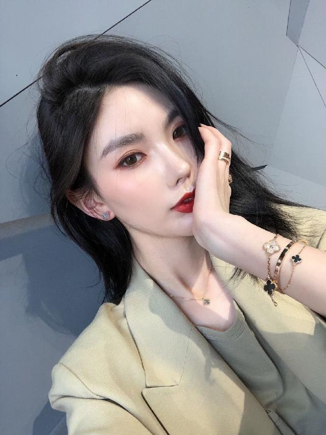 我们的顶级终极版本采用的是纯银材质，再到表层电镀超厚的真金电镀层，