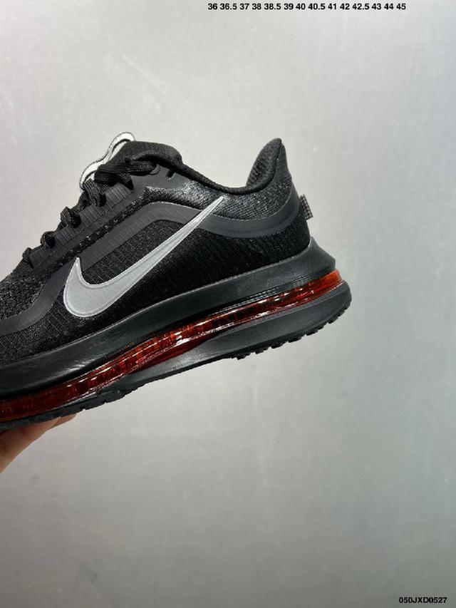 塑型Air Zoom气垫单元贴合脚部的自然轮廓，帮助跑者