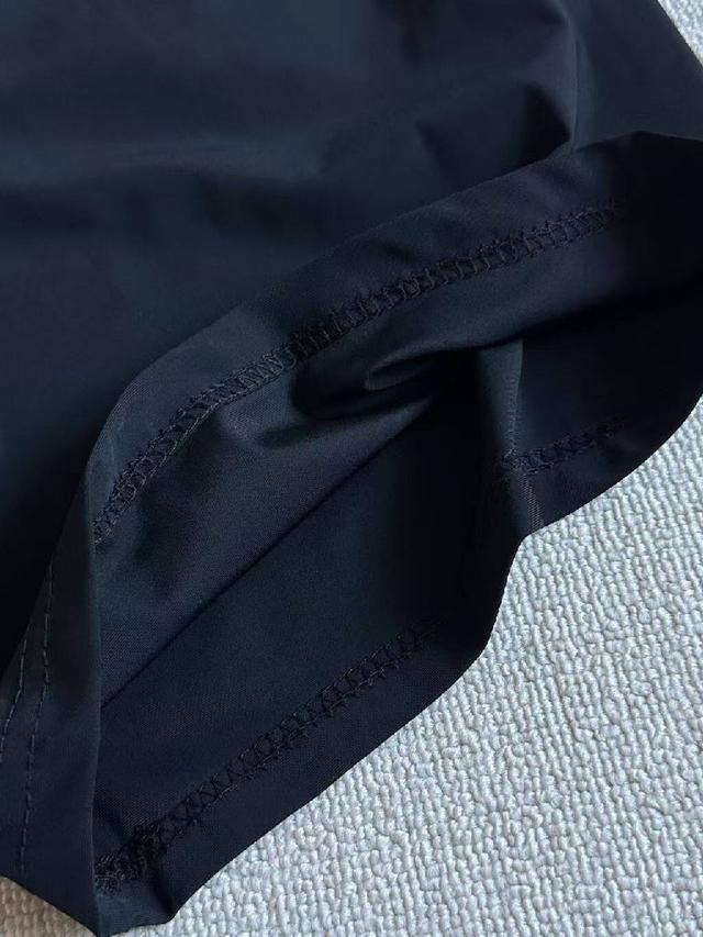 让身体时刻保持清爽透气。利落的立领剪裁不软塌、不垮肩、不管是日常通勤