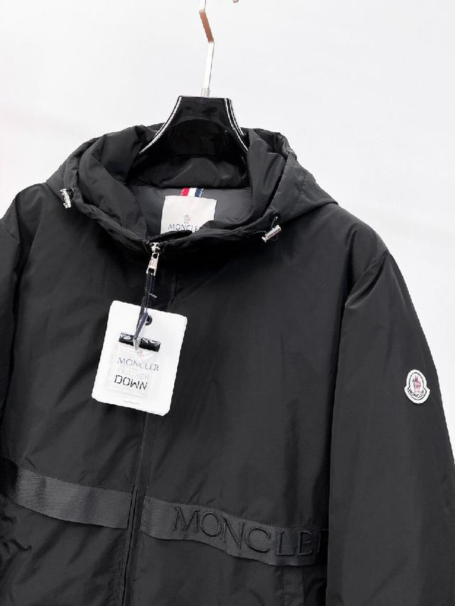 官网款新款羽绒服。这款号称羽绒服届最高端的，全部90绒的