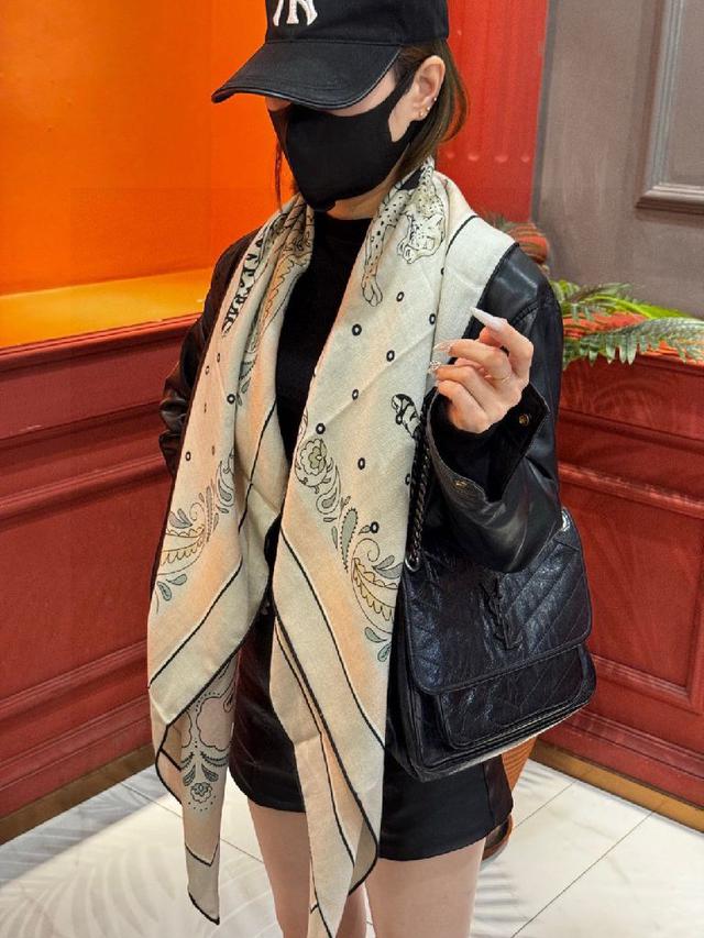 这款披肩的经典单品展现强大而迷人的女性魅力精髓。