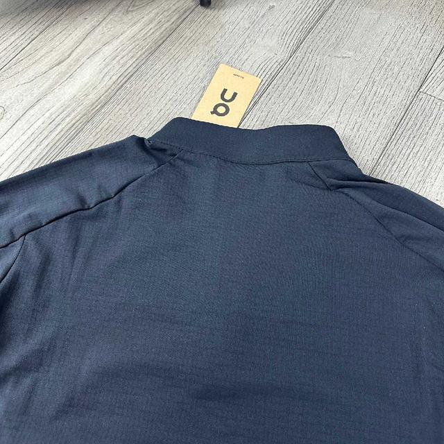 束带可让您理想地调整腿部下摆，以获得更流线型的贴合度