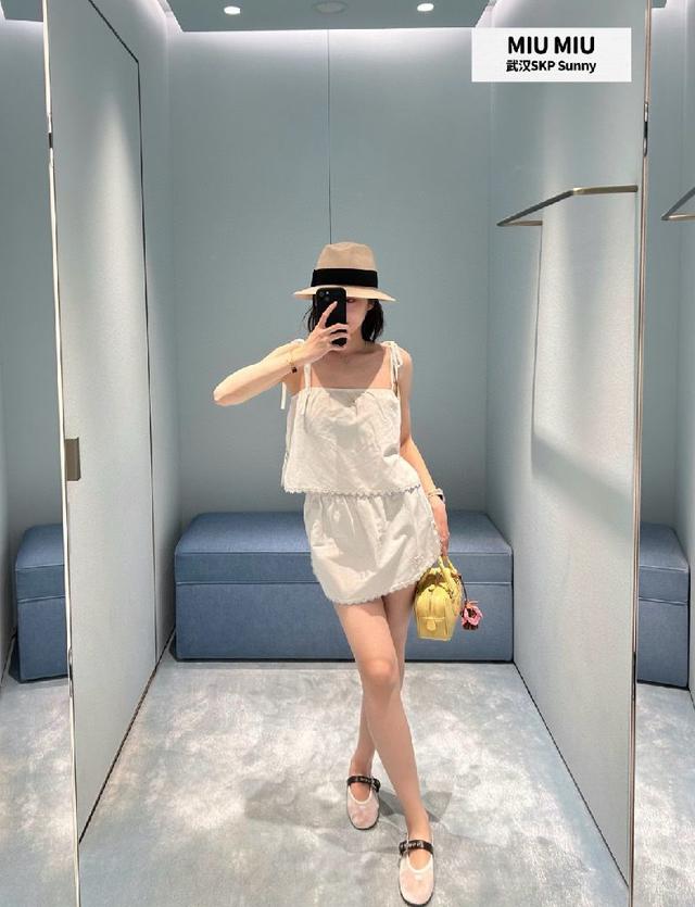 下摆撞色刺绣花边，甜美复古风满满～单穿或内搭都很百搭