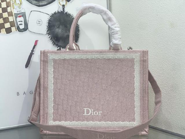 采用高级人造帆布制成，意大利全粒面鞣猪纹小牛皮滚边。