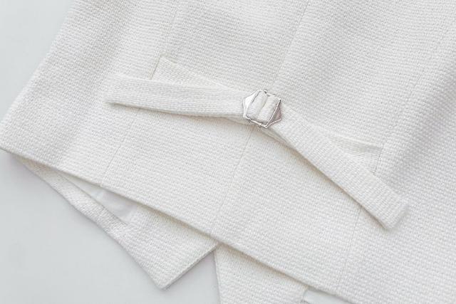 是整件衣服的视觉核心 采用高弹坑条针织面料 紧密贴合身形