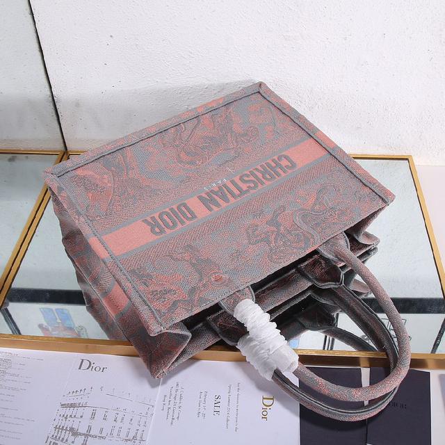 多数人消费奢侈品牌首先想到的是买实用型的经典款