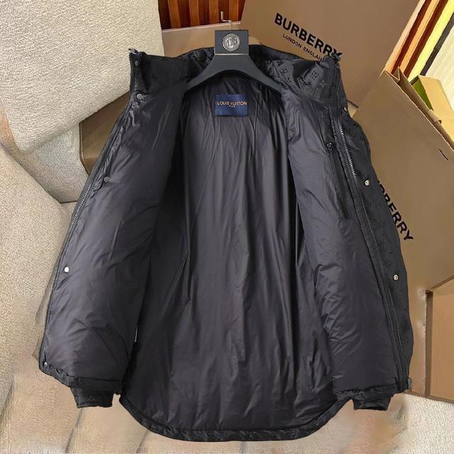 新款羽绒服。这款号称羽绒服届最贵的，全部90绒的。