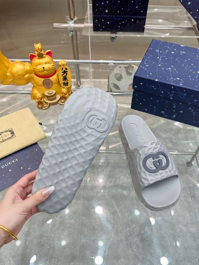 男士 INTERLOCKING G 拖鞋 该单品的灵感源自意大利海岸