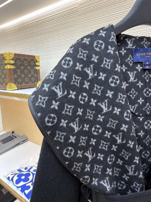 大翻领及腰带区域运用提花织造工艺，将经典老花图案以立体织纹呈现，图案经数码定位制版