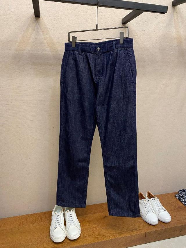 对于它的实穿性不得不竖起一个大拇指了，版型／细节设计没得挑