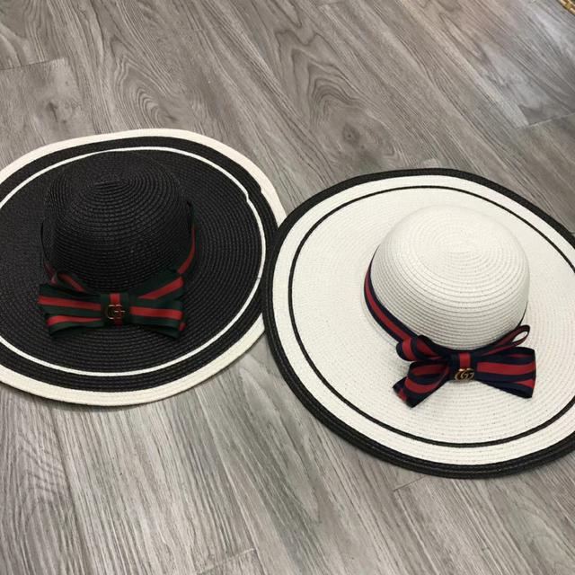 Gucci古奇经典款蝴蝶结大檐帽。