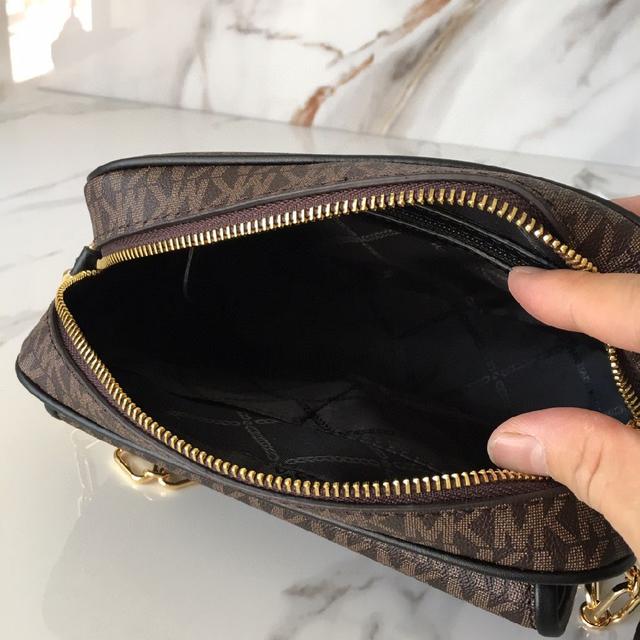 MK Logo五金硬件与挺括外观浑然天成，设有可调节皮革肩带