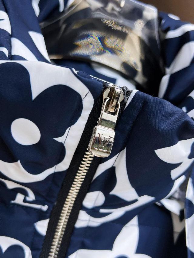 官网款2025秋冬新款羽绒服。这款号称羽绒服届最高端的