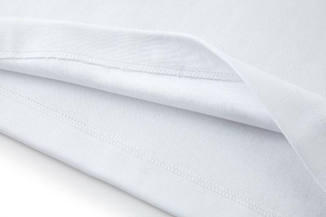 2025早秋系列选用沉敛的黑色、灰色与绿色调，巧妙点点缀雅致花卉刺绣