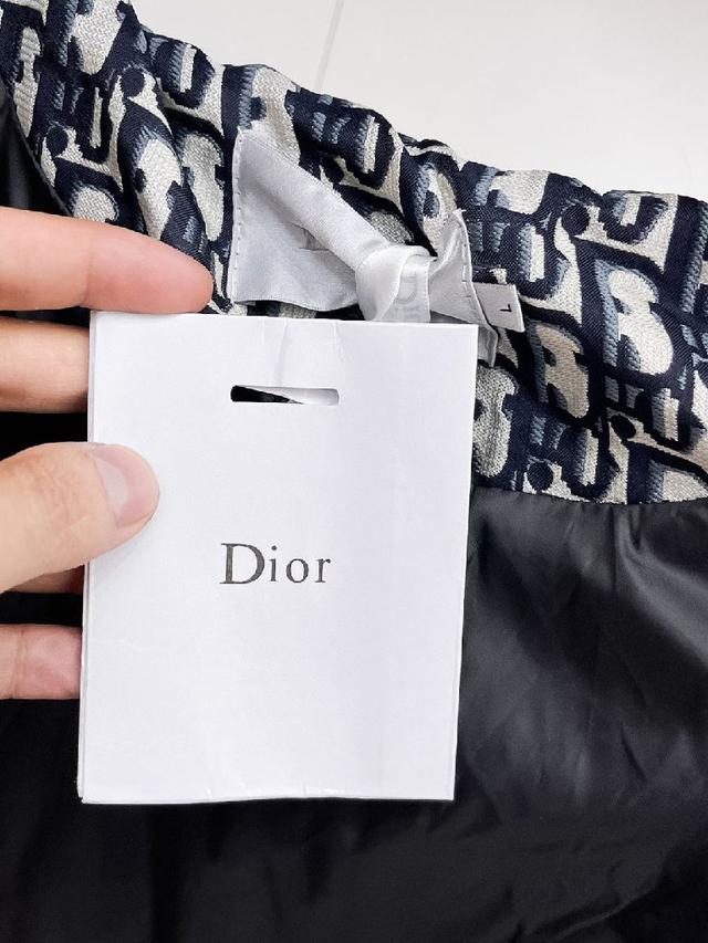 官网款2025秋冬新款羽绒服。这款号称羽绒服届最高端的，全