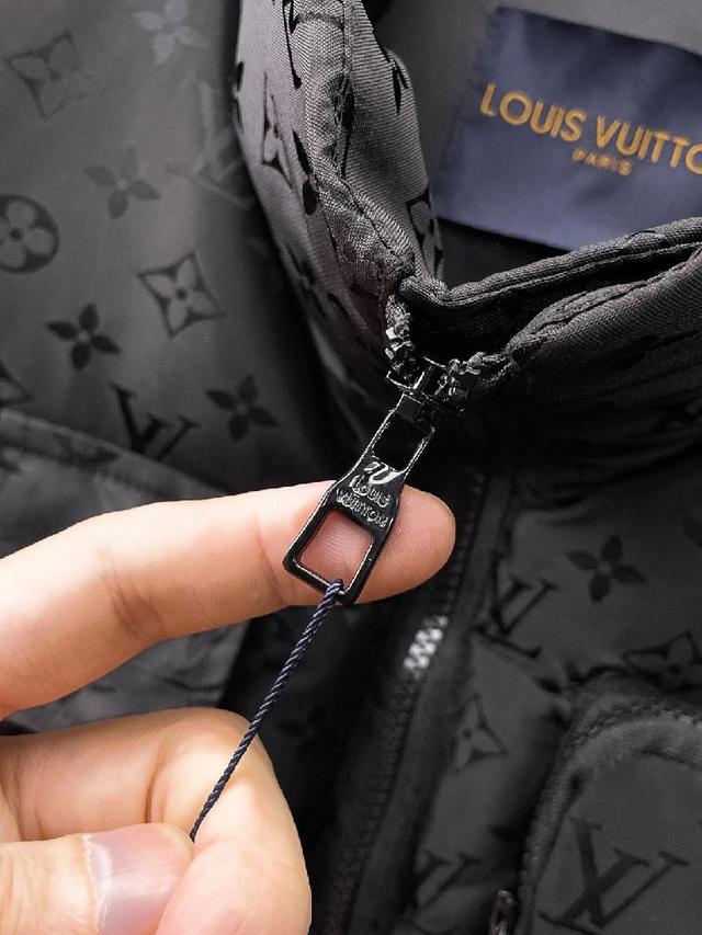 官网款2025秋冬新款羽绒服。这款号称羽绒服届最高端的