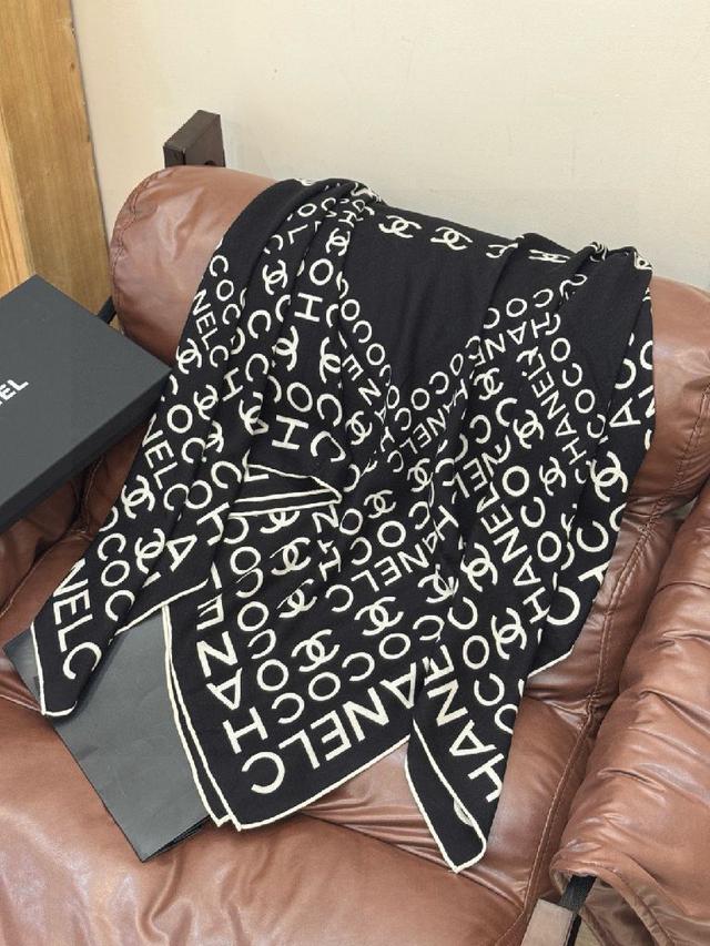 香家logo与字母的完美碰撞设计 底部还有隐隐约约的双C小Logo