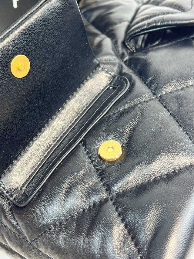配有手提长五金链条⛓🉑️以单肩，🉑️斜挎，🉑️可以手拎
