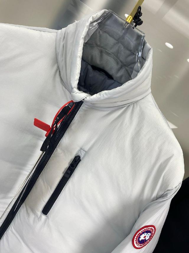 秋冬新款羽绒服。这款号称羽绒服届最贵的，全部90绒的