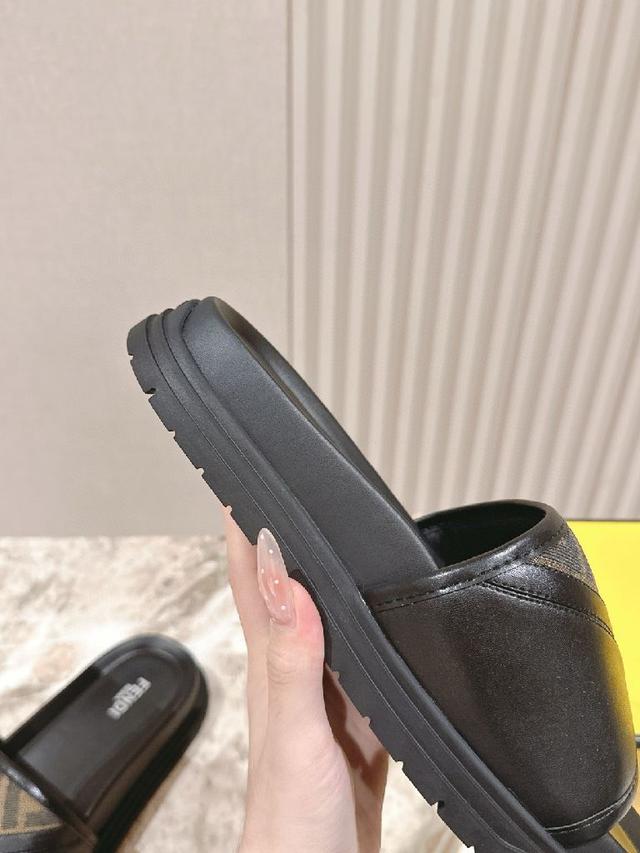 Fendi 芬迪走秀主推拖鞋系列，新品上线，芬具桌脚设