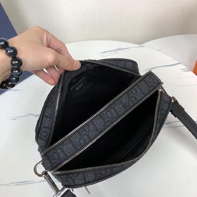 正面的铂金菲尼西·布拉斯·Dior签名 内部Dior标志性压花