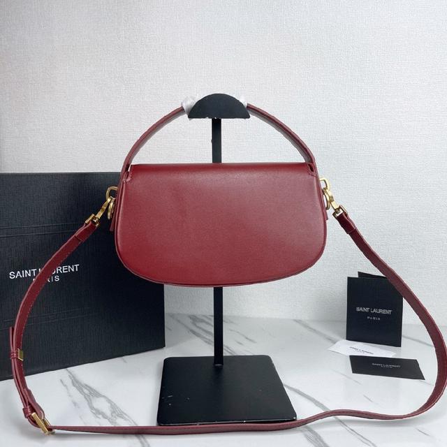 完美结合复古与现代感，堪称本季最令人期待的It Bag之一