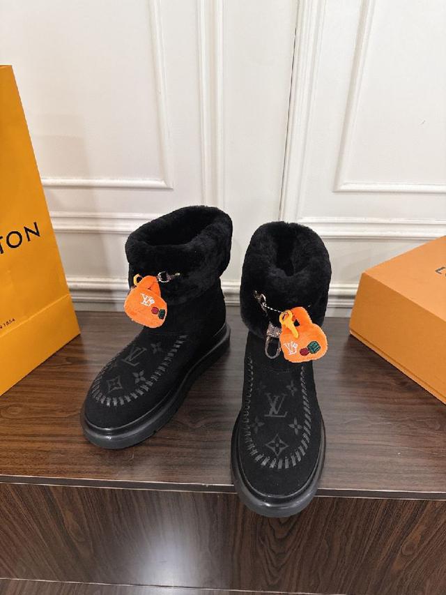 这款鞋融合了复古、轻奢的风格，既可以为日常穿搭增添亮点