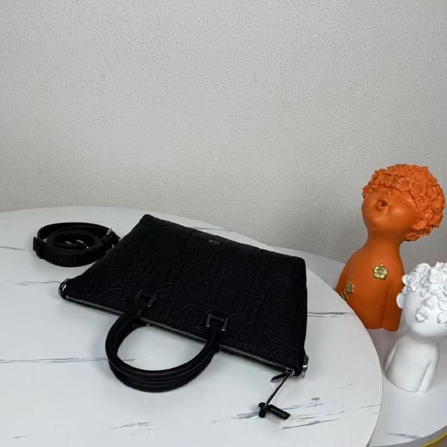 意大利奢侈大品牌，男士双肩背包，翻盖头层牛皮