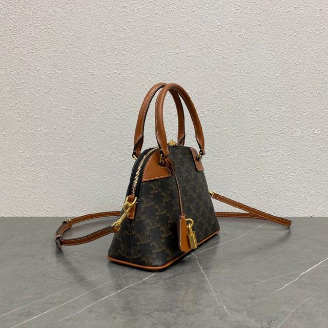 2022春夏新款CUIR水桶、采用凯旋门立体大logo更加知性成熟