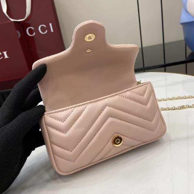 这款迷你包袋缀饰20世纪70年代初次亮相的品牌典藏标识。
