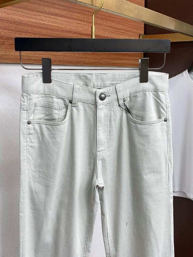 都市风十足 采用精纺纯棉面料手感软糯干爽，上身效果挺括有型