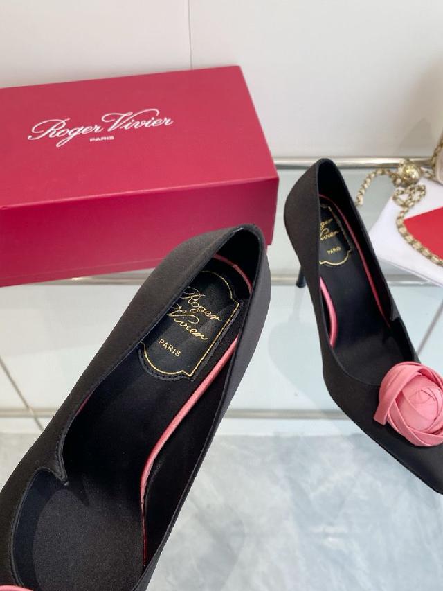 Roger Vivi   SS26 玫瑰花 早春新款平底高跟单鞋