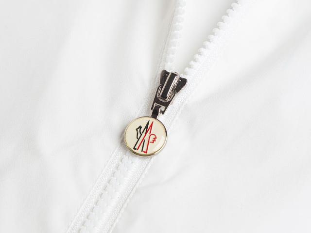 无骨缝接（Seamless Joining）：衣身、袖子等主要部件采用横机一体编织