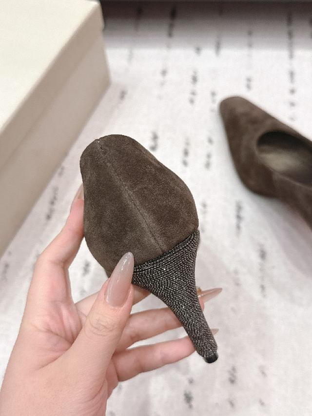 这个不需要多说 女人太懂一双好鞋的重要性了 避免各种摩擦磨脚 细腻的质感