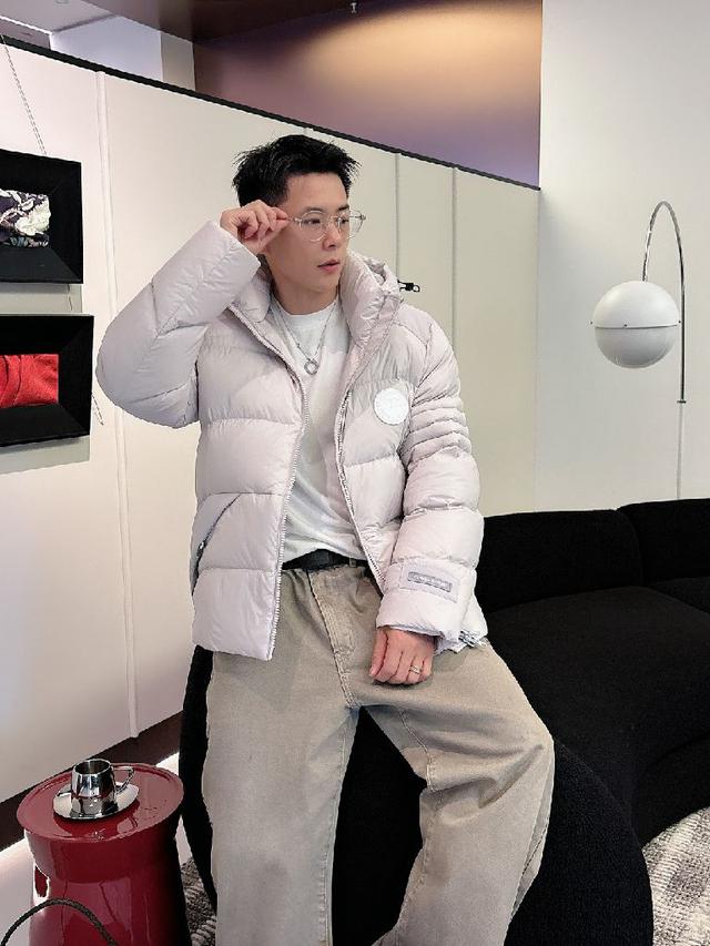 Moncler的品牌精髓。此短款羽绒夹克演绎鲜明廓形，配有可拆卸兜帽和可调节下摆