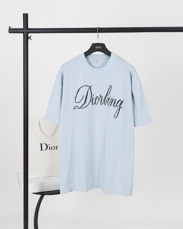 饰以灵感源自 Dior 档案的嵌花编织迪奥之爱标志，向 Dior 承传致敬。