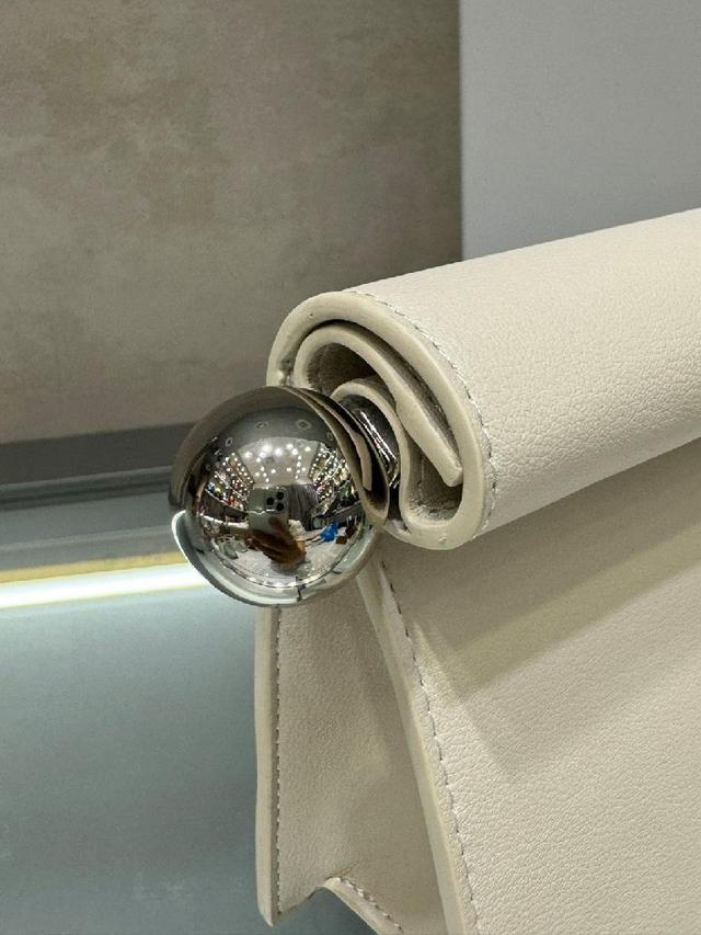 这款独特的手提包 被称为“take-out clutch”小羊皮材质 卷边折叠盖内部卡扣