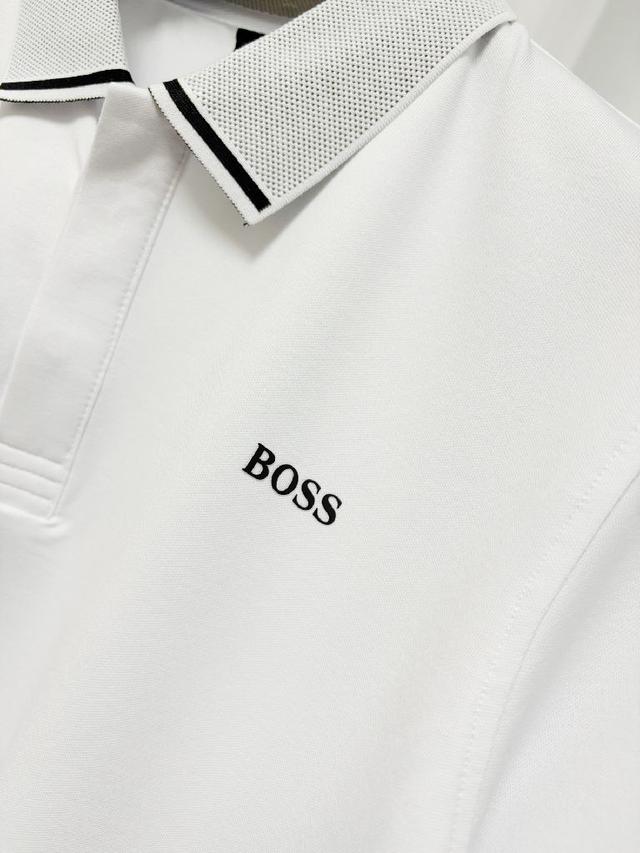 左胸黑色BOSS字母印花是品牌核心标识，针脚密实饱满，字母轮廓边缘干净利落