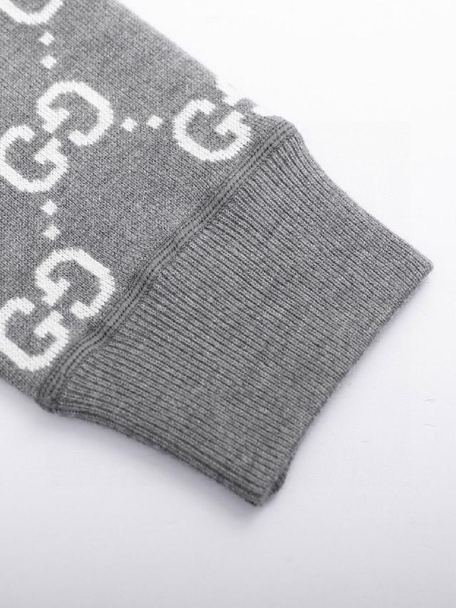 提花图案通过精密针织工艺完美呈现，正反两面均可穿着，展现不同风格魅力。圆领设计简洁大方，